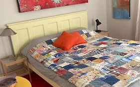 Cozy ,Artistic Cottage In A Garden Setting Close To The Beach And Hiking Trails.