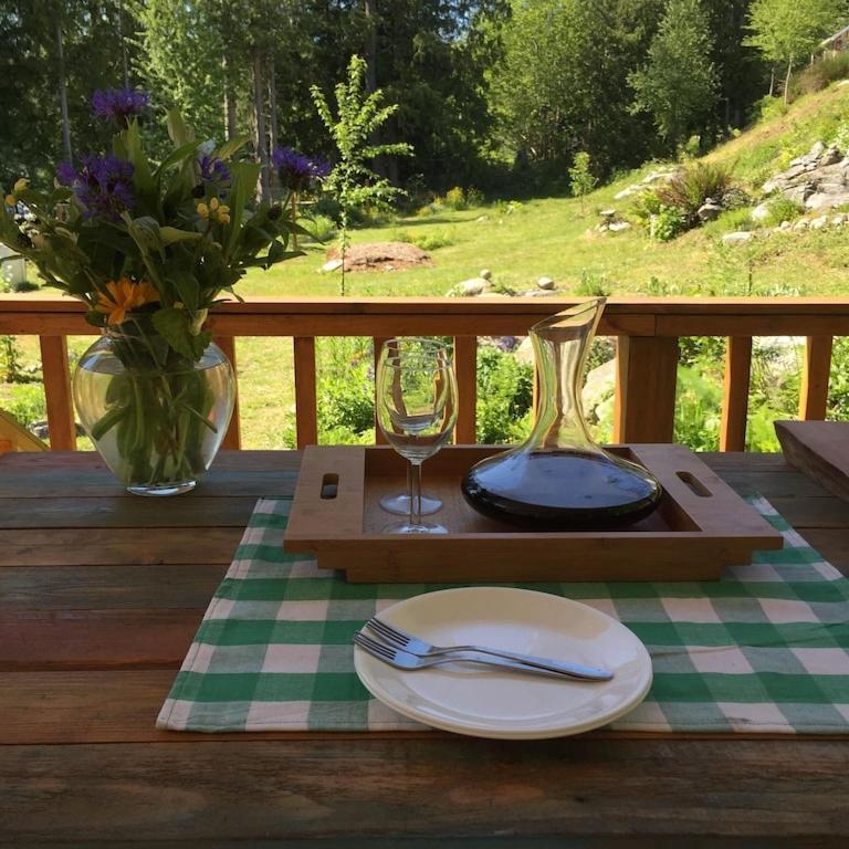 Cozy ,Artistic Cottage In A Garden Setting Close To The Beach And Hiking Trails. Powell River Exterior photo
