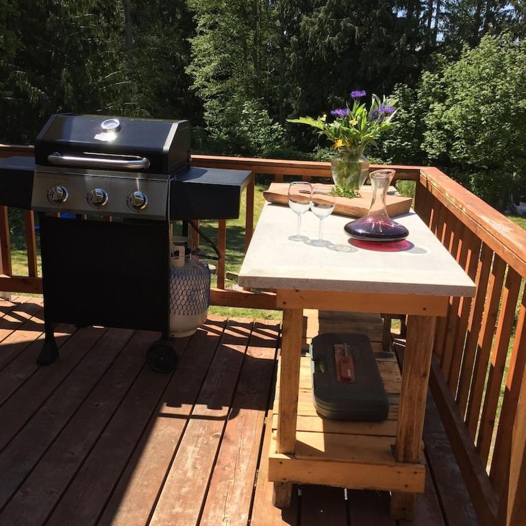 Cozy ,Artistic Cottage In A Garden Setting Close To The Beach And Hiking Trails. Powell River Exterior photo